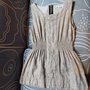 Linen Kensie Pretty sleeveless top with back zip.